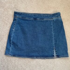 American Eagle woman’s high rise denim mini skirt, size 4, built in shorts, EUC